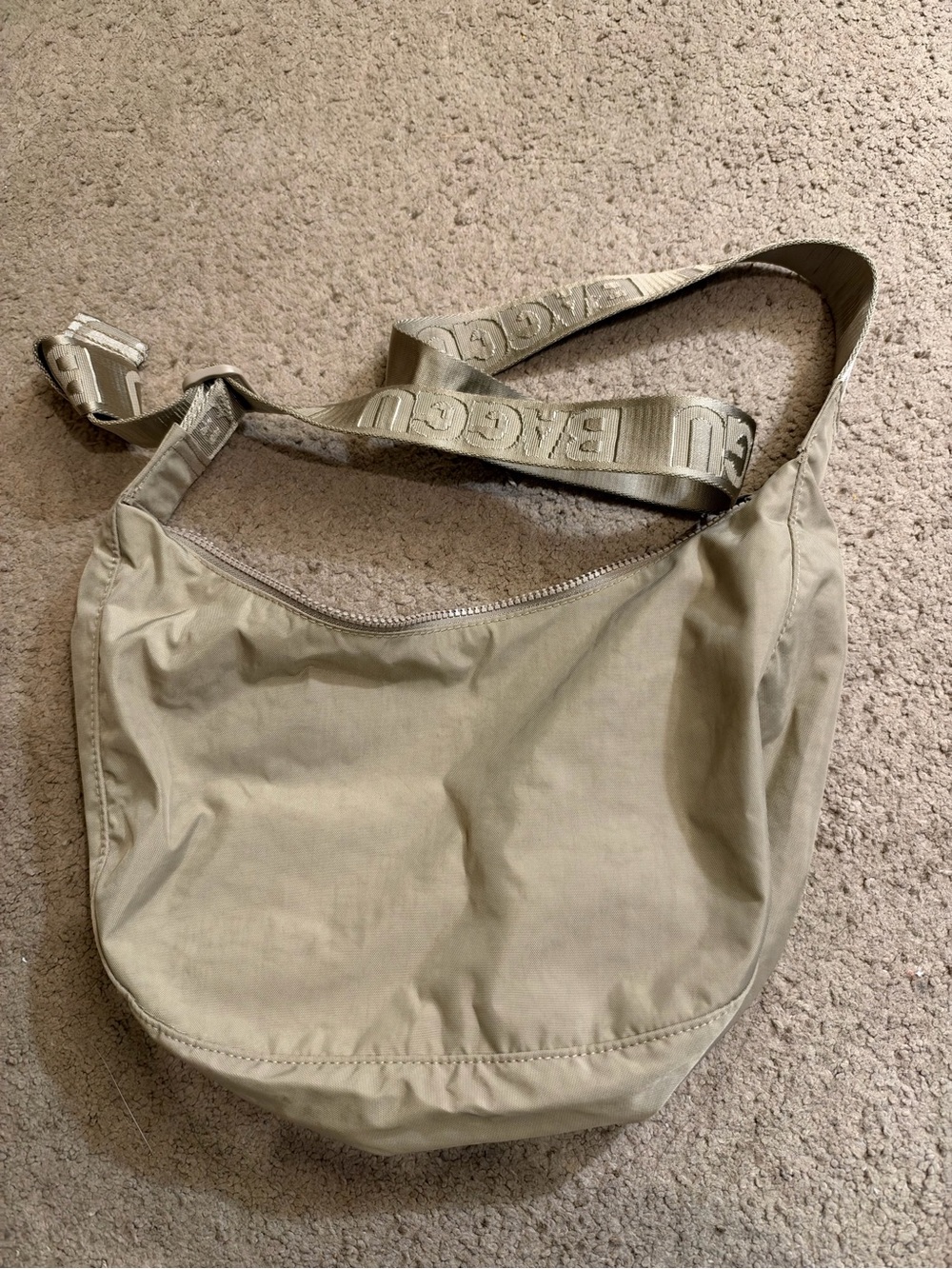 BAGGU medium dove Crossbody with Branded Strap